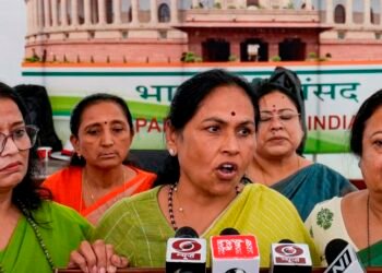 Flying kiss row: BJP women MPs seek action against Rahul Gandhi