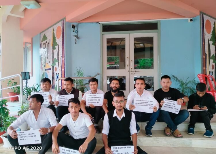 NEP: HYC protest outside VC’s office to demand meeting with academic council