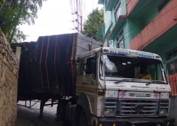 18-wheeler truck stuck on narrow city road