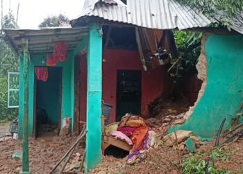 Family of 4 buried alive in landslide after rains
