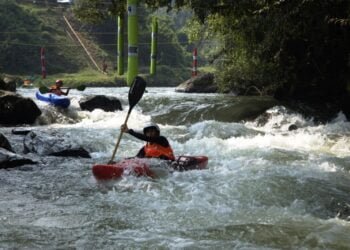6th Megha Kayak Festival: Watersport spectacle on Umtrew River begins