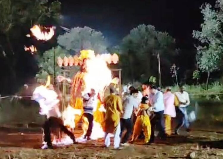 2 injured while lighting fire to burn Ravana