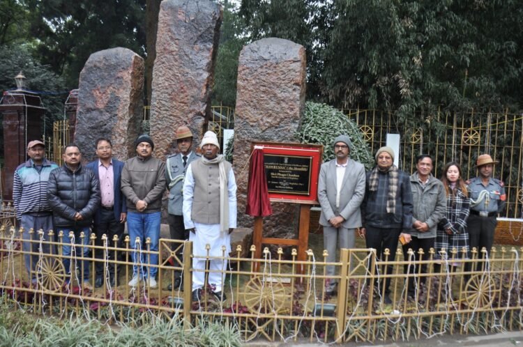 Monoliths unveiled at Raj Bhavan on Statehood Day