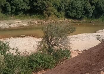 Myntdu River being choked with mud due to road construction