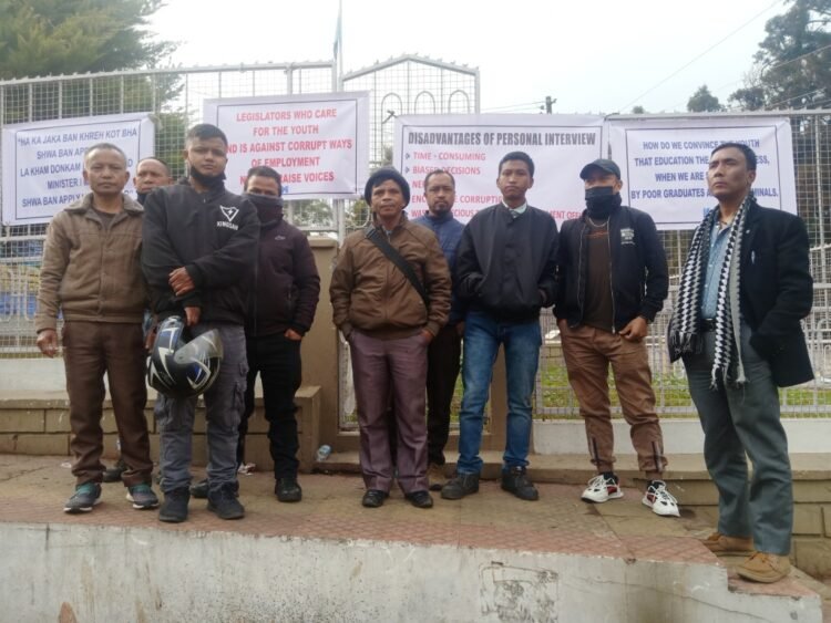 KHNAM holds sit-in protest to abolish personal interviews