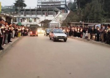 Candlelight vigil held for driver murdered in Nongstoiñ