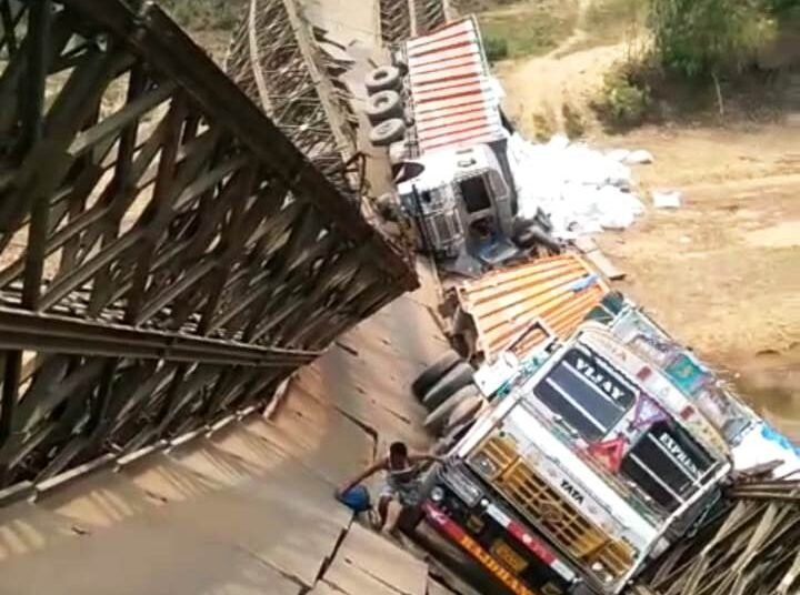 Sugar smuggling leads to collapse of bridge
