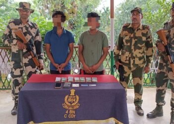2 locals detained by BSF with lakhs of B’desh currency