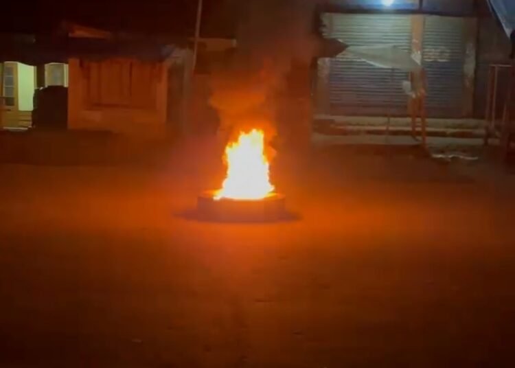 Miscreants burn tyres in Umsning road