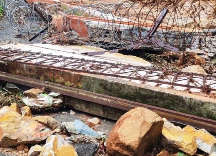 Wall of new Assembly building crumbles