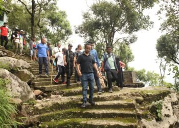 Minister visits Nongpriang, hands over ex-gratia to family of victims