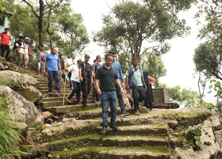 Minister visits Nongpriang, hands over ex-gratia to family of victims