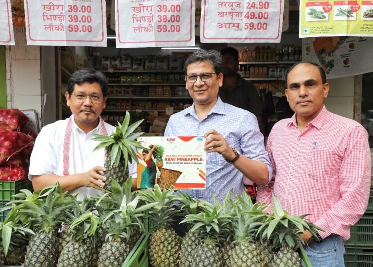 Conrad visits Delhi outlet where Meghalaya pineapples are sold