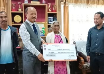 DC hands over cheque worth Rs 2.20 lakh to runner Kmoin