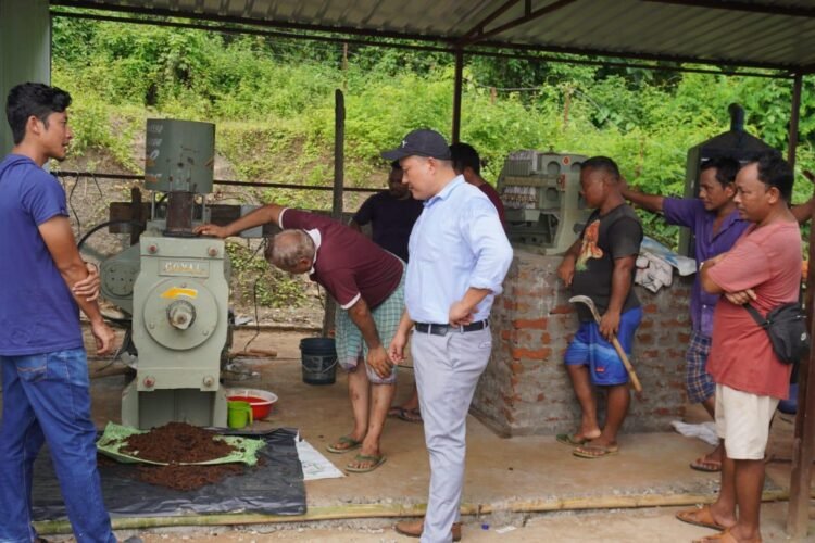 SGH farmers shown benefits of oil extractor