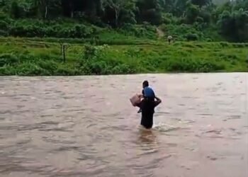 In absence of bridge, EGH villagers risk lives to cross river