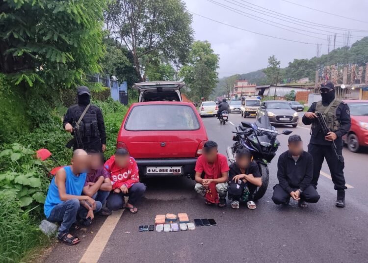 6 arrested with 64.1 gram of heroin