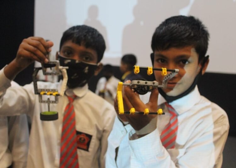 APS students introduced to educational robotics
