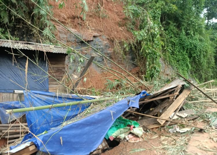 Family escapes landslide, 20 others in danger