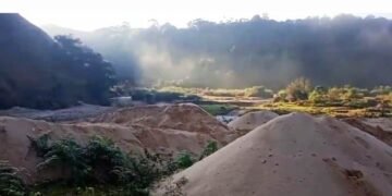Sand mining on Myntdu River continues in defiance of law