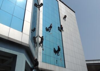 Scaling new heights: Mountain climbers put skills to use on city buildings