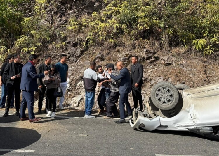 CM plays Good Samaritan, stops to render aid to tourists in car accident