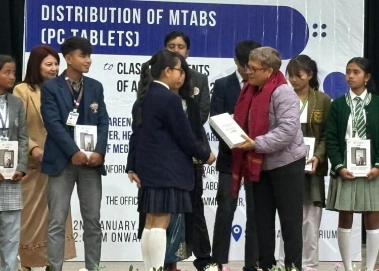 Tablet PCs distributed to students