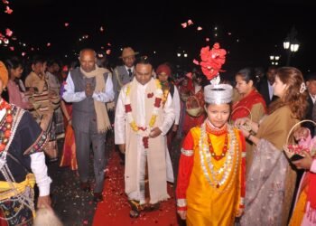 Lavish welcome at Raj Bhavan for spiritual leader