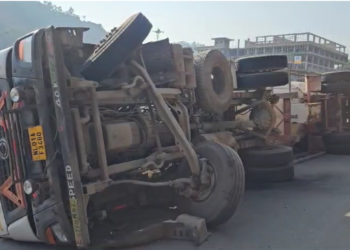 Tanker overturns on NH-2 near Jorabat, driver seriously injured
