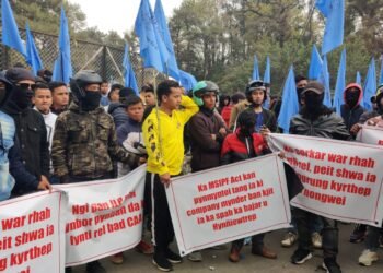 KSU holds surprise protest against MSIPF & railways; CM holds immediate talks