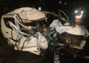 2 die after car smashes into truck on NH-6