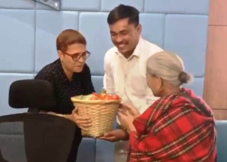 Ampareen gives farmers cautious assurances of help