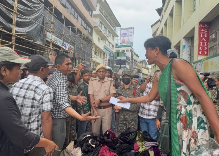 Tensions boil over during SMB eviction drive of hawkers