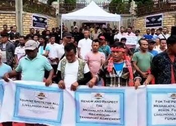 Tourist taxi drivers protest for want of policy