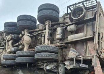 Truck topples onto van; 2 killed, including toddler, mother critical