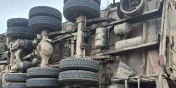 Truck topples onto van; 2 killed, including toddler, mother critical
