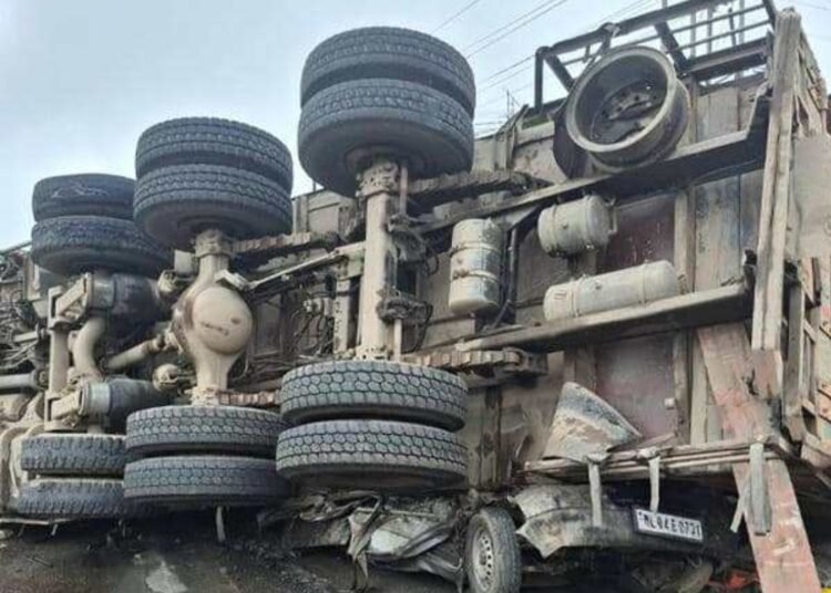 Truck topples onto van; 2 killed, including toddler, mother critical