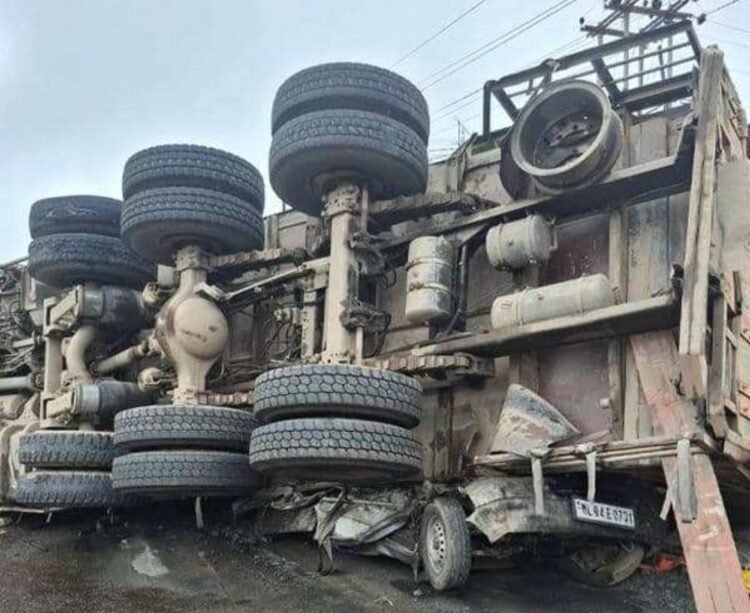 Truck topples onto van; 2 killed, including toddler, mother critical
