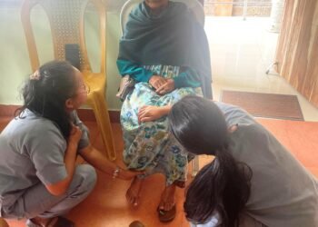 Older adults get physiotherapy session