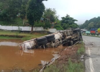 LPG truck overturns in Ri-Bhoi, sparking concern