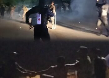 Tear gas, lathi charge used to clear protesting truckers