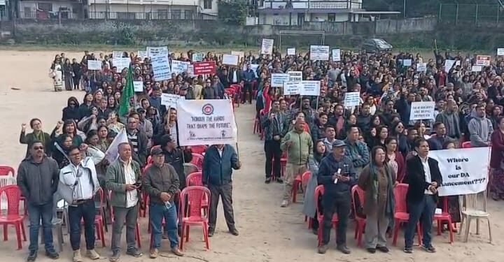 Deficit school teachers push CM for equal dearness allowance