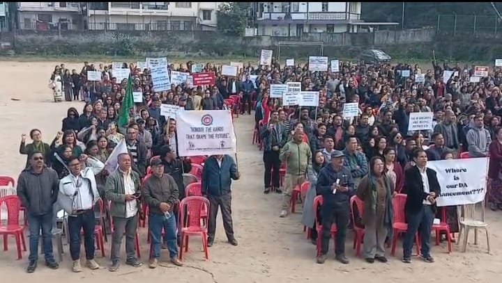 Deficit school teachers push CM for equal dearness allowance