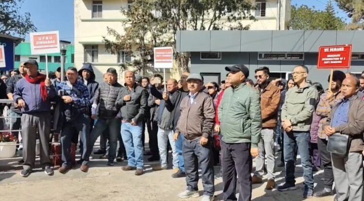 Bank workers strike for 5-day week