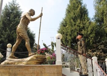 State observes Martyrs’ Day with solemn tributes