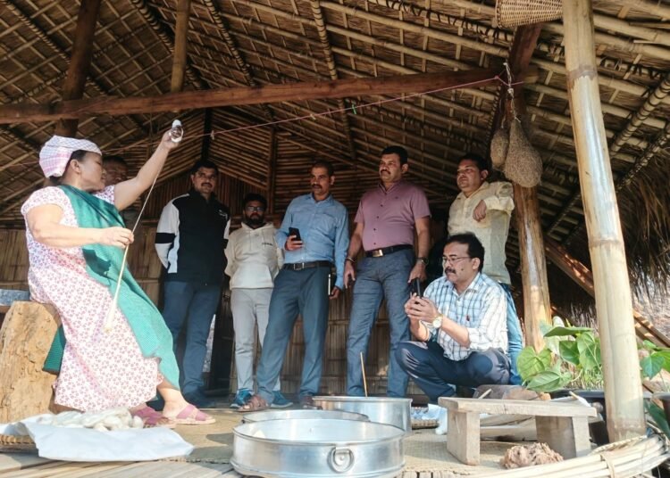 Karnataka journos visit Eri Silk village, DGAR