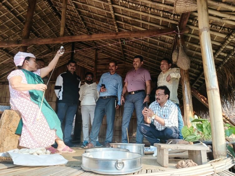 Karnataka journos visit Eri Silk village, DGAR