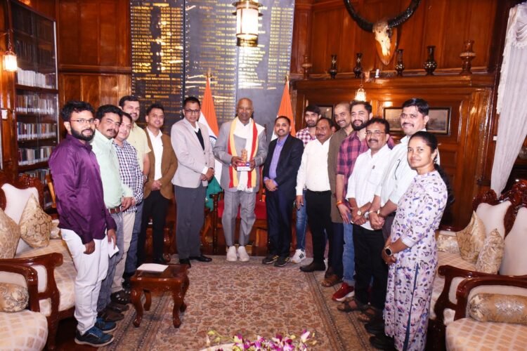 Visiting Karnataka journos meet Guv, tour KHADC