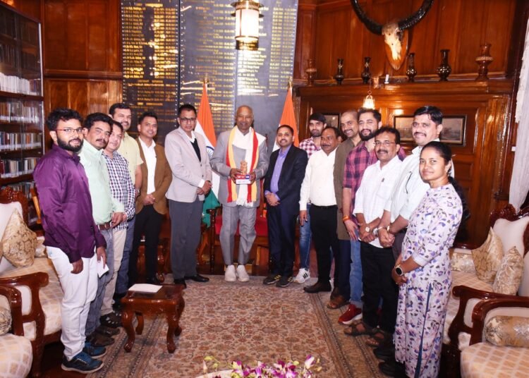 Visiting Karnataka journos meet Guv, tour KHADC