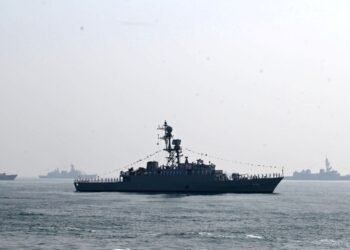 US submarine sinks Iranian warship off Sri Lanka